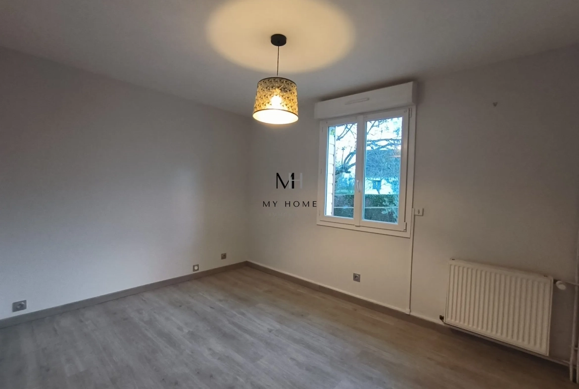 Chambre rez de chaussée Maison individuelle avec piscine, terrasse et sous-sol à Alençon 