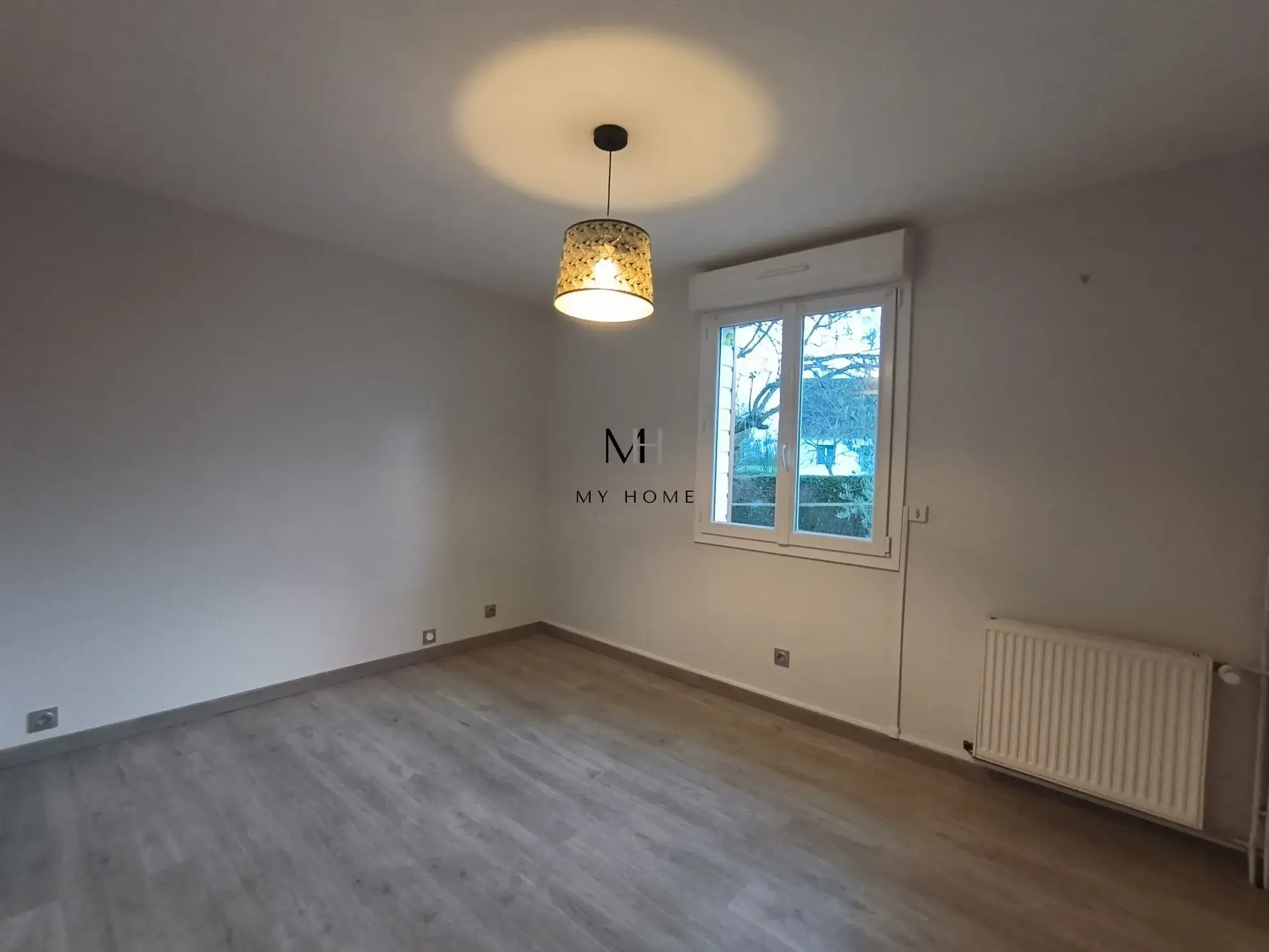 Chambre rez de chaussée Maison individuelle avec piscine, terrasse et sous-sol à Alençon 
