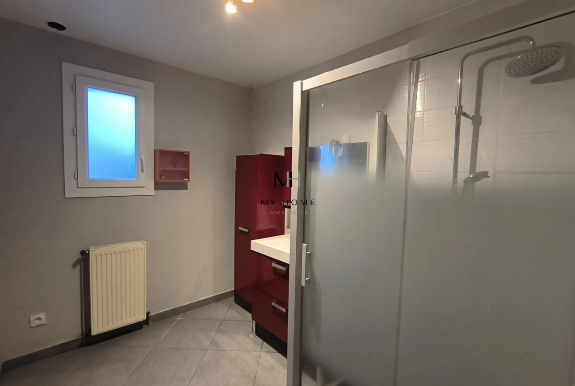 salle de douche rez de chaussée Maison individuelle avec piscine, terrasse et sous-sol à Alençon 