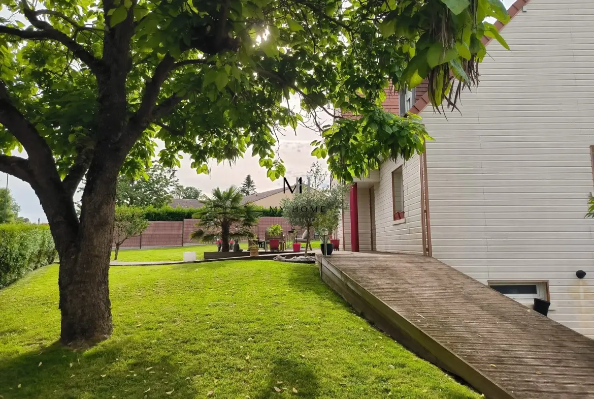 Maison individuelle avec piscine, terrasse et sous-sol à Alençon 