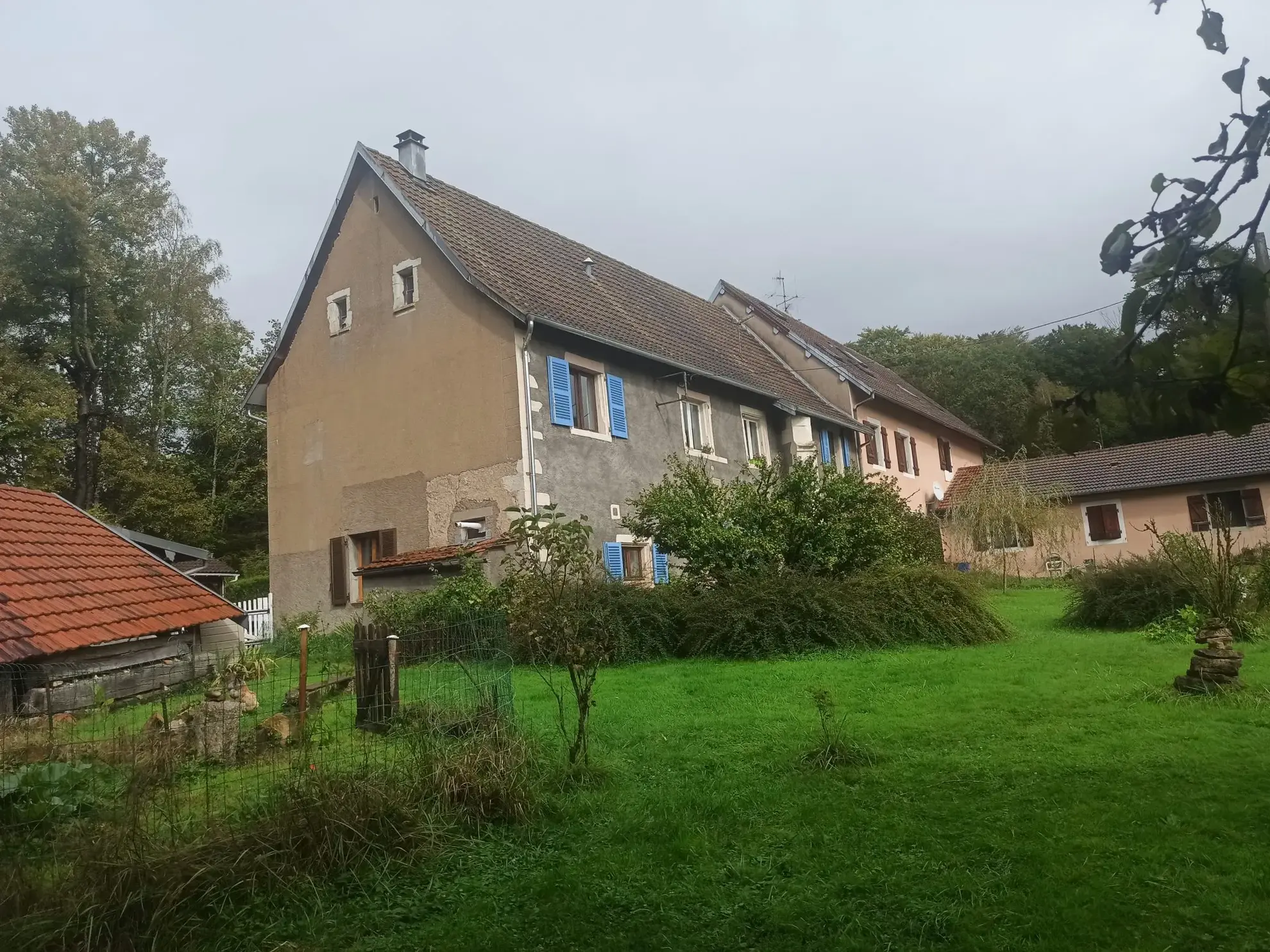 Maison à vendre à Danjoutin – 130 m², terrain de 22 ares, potentiel familial dans cadre verdoyant 