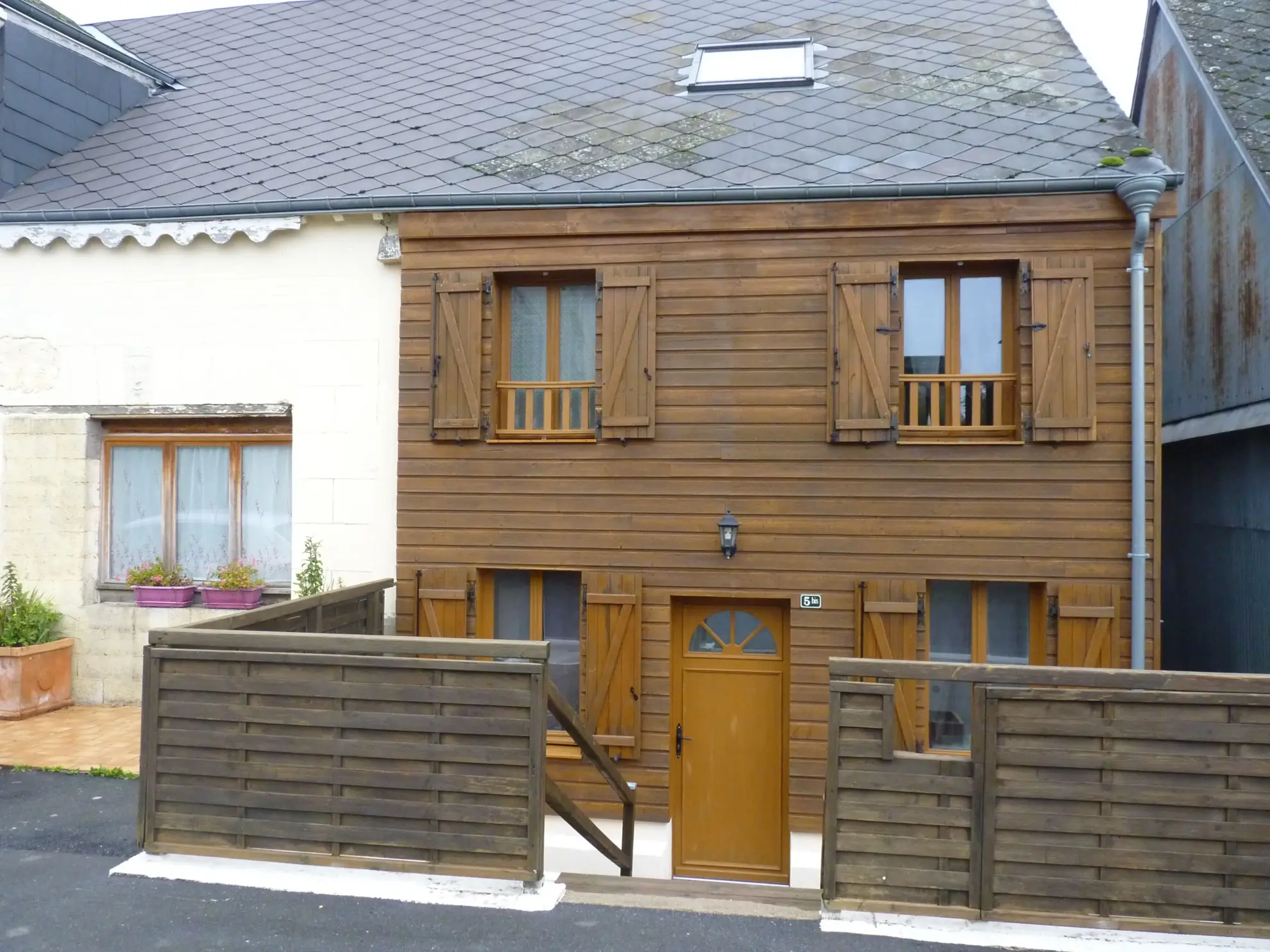 Maison ou gîte lumineuse à vendre près de Rethel avec terrasse et 3 chambres 