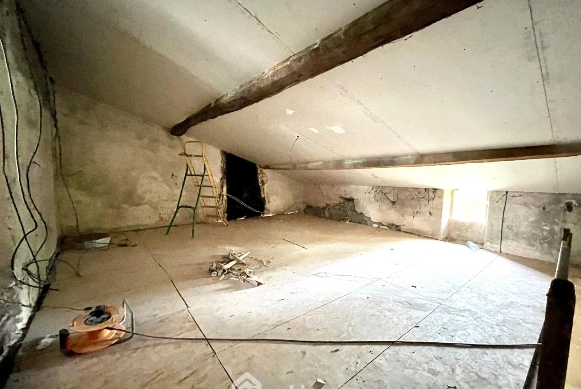 Maison à rénover de 130 m² avec jardin à Moulis-en-Médoc, idéal pour personnalisation 