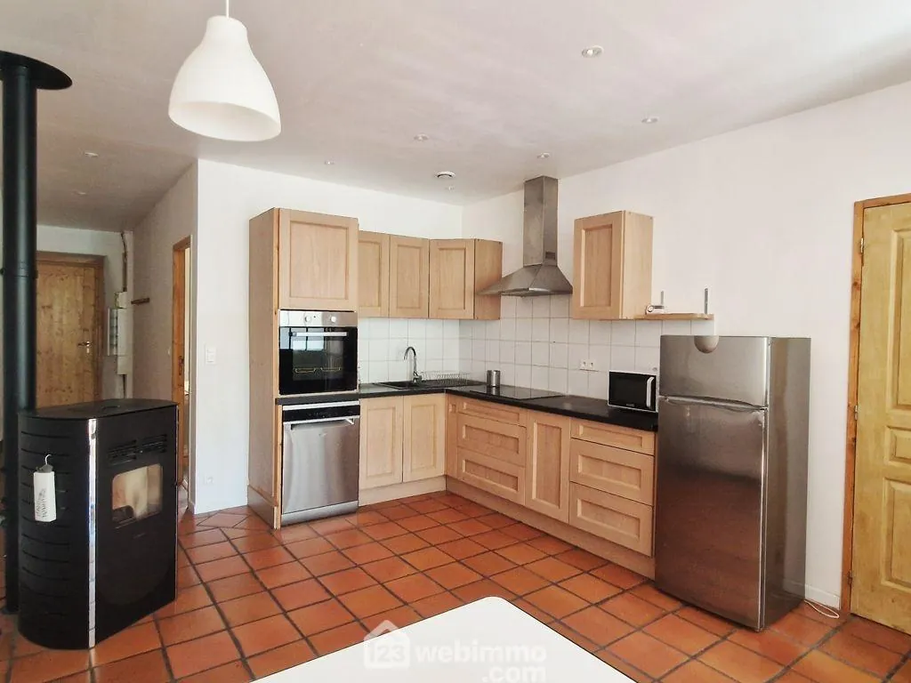 Appartement T3 de 71 m² à Conflans avec vue sur la place centrale 