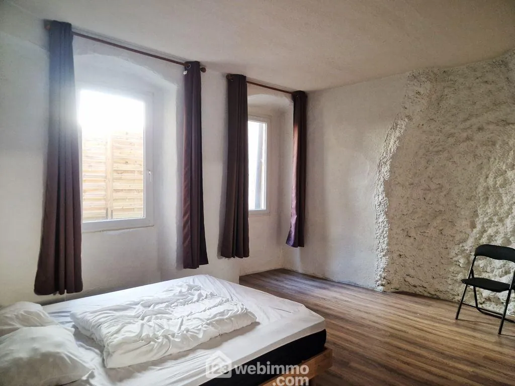Appartement T3 de 71 m² à Conflans avec vue sur la place centrale 
