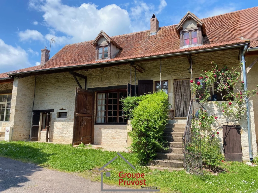 Maison de village à Cluny avec dépendance et jardin - 168 m²
