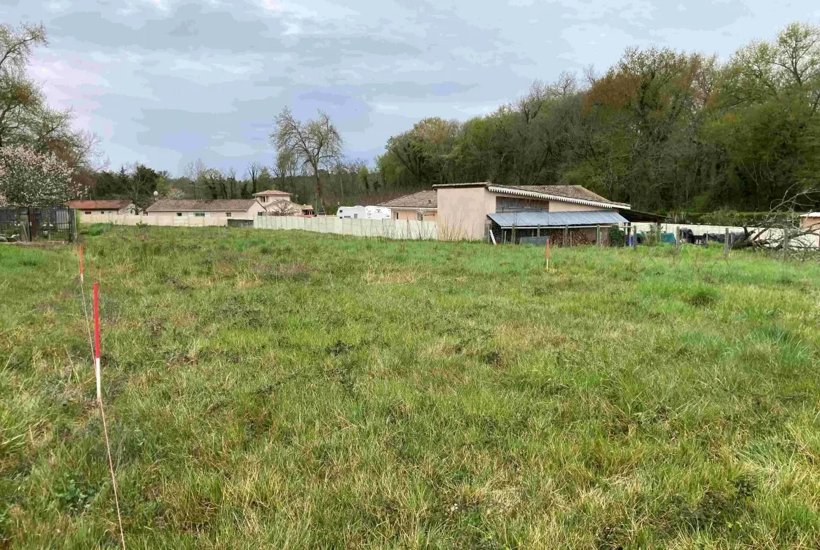 Terrain constructible à Cadillac-sur-Garonne de 580 m² idéal pour votre projet immobilier 