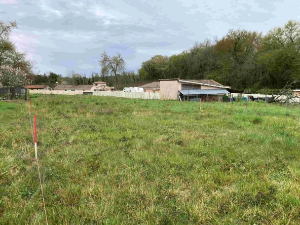 Terrain constructible à Cadillac-sur-Garonne de 580 m² idéal pour votre projet immobilier