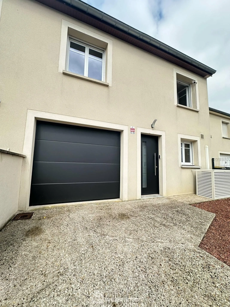 Maison rénovée de 117 m² avec jardin et garage à Laon