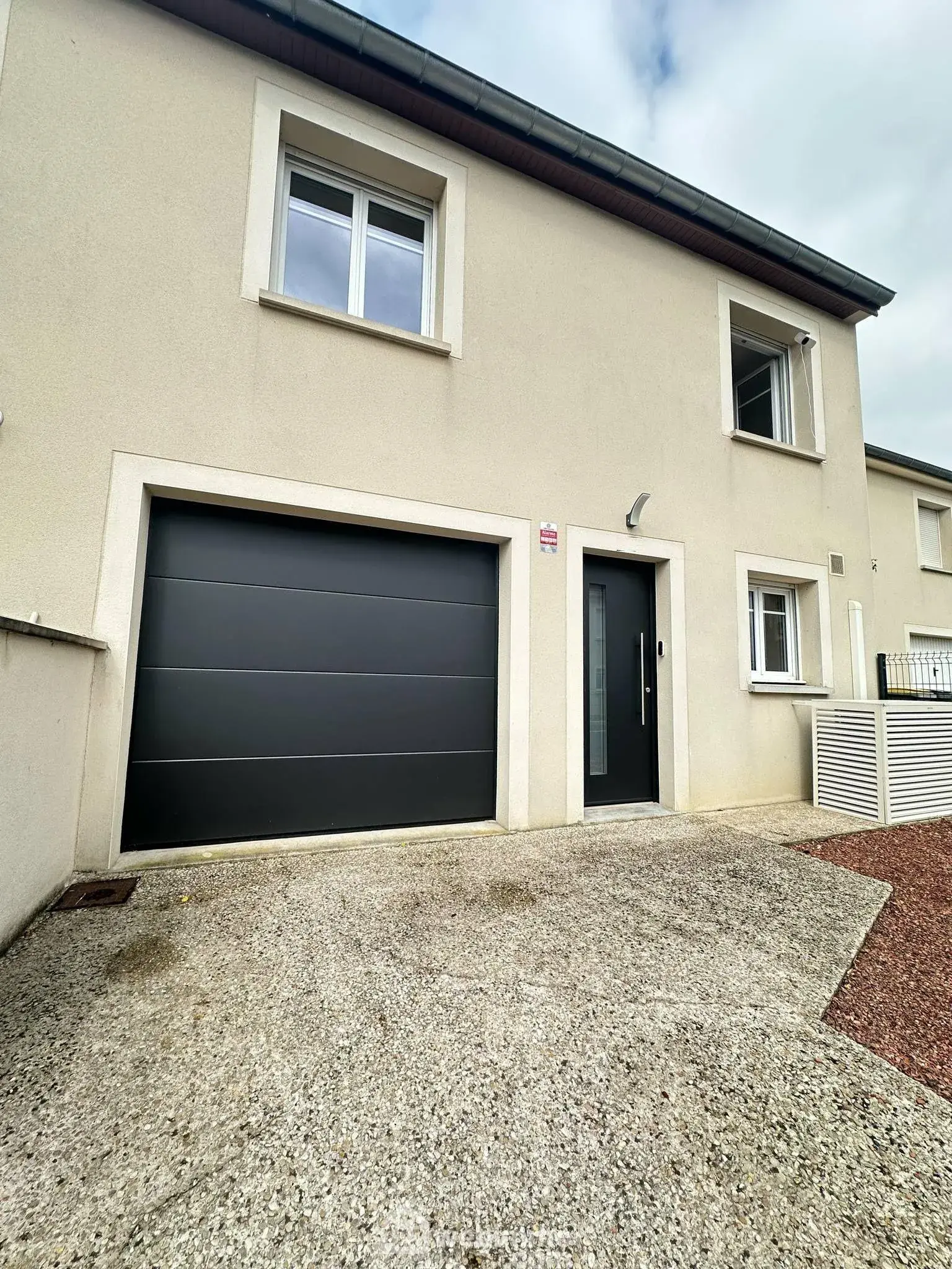 Maison rénovée de 117 m² avec jardin et garage à Laon 