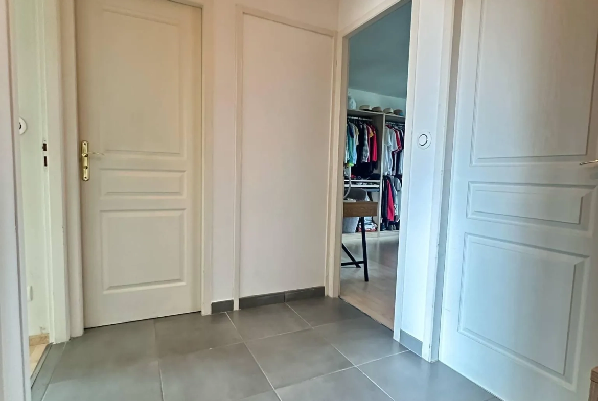 Maison rénovée de 117 m² avec jardin et garage à Laon 