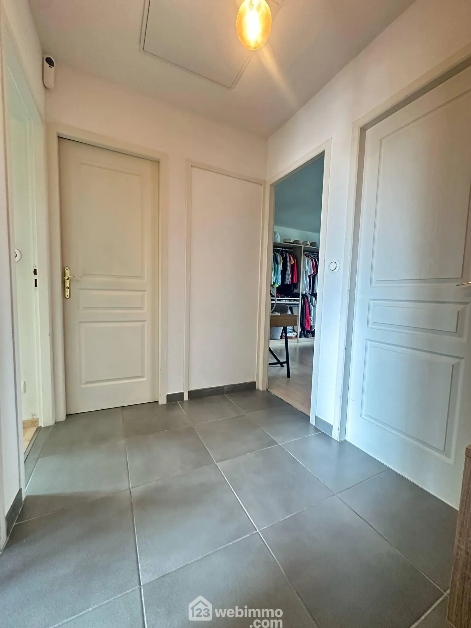 Maison rénovée de 117 m² avec jardin et garage à Laon 