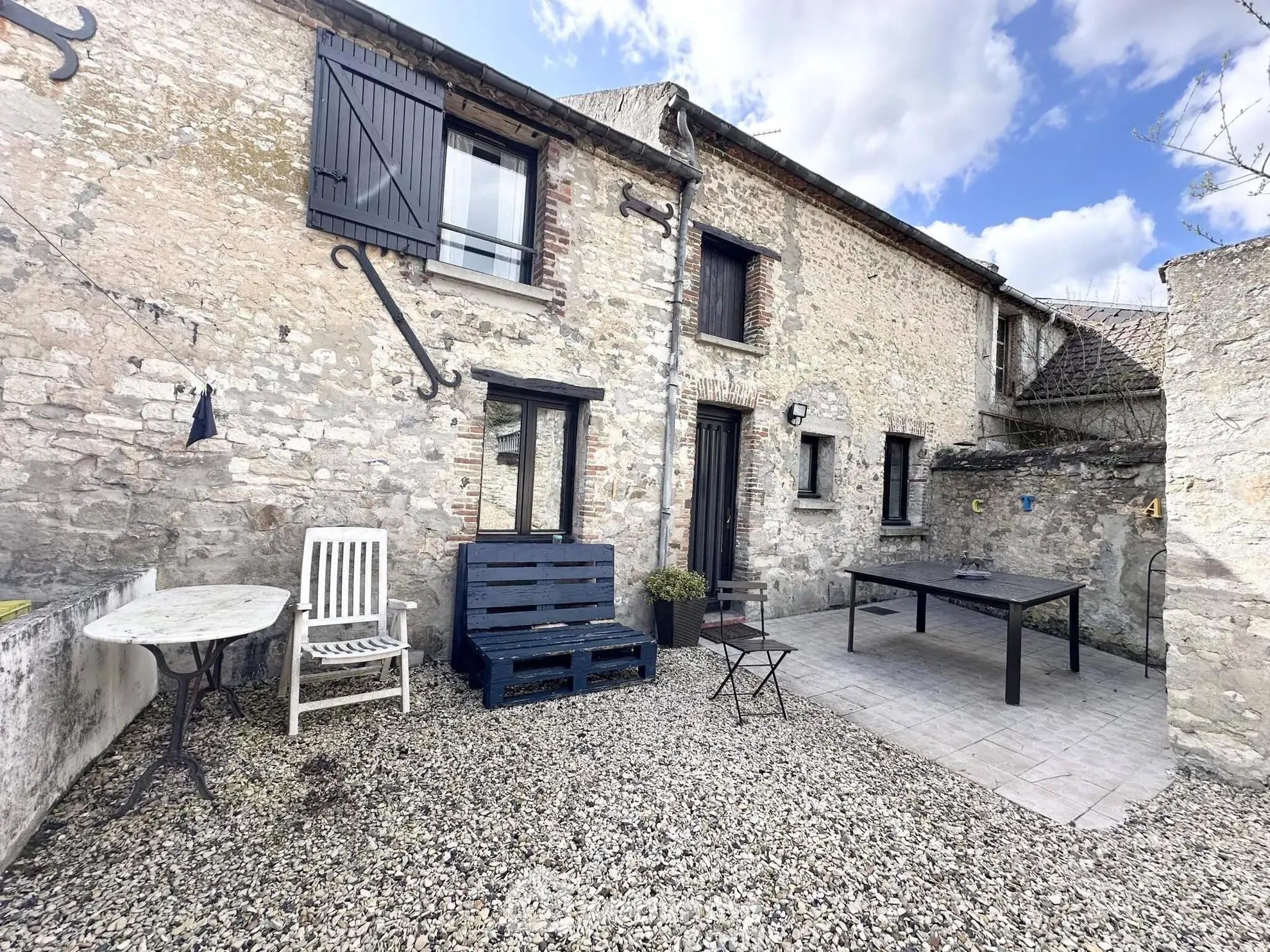 Maison en pierres de 138 m² à vendre à Marchais, 6 pièces, garage et cave 
