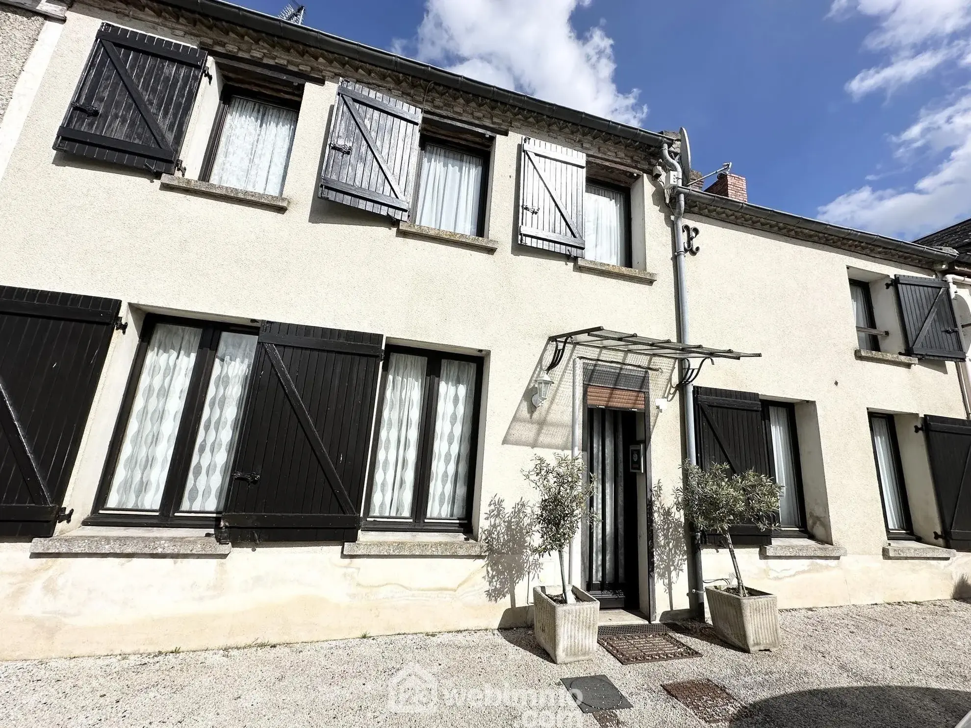 Maison en pierres de 138 m² à vendre à Marchais, 6 pièces, garage et cave 