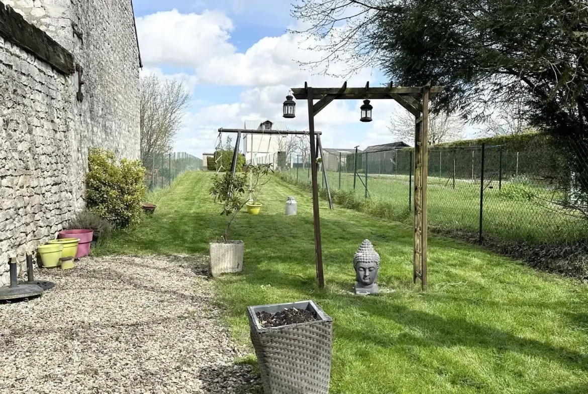 Maison en pierres de 138 m² à vendre à Marchais, 6 pièces, garage et cave 