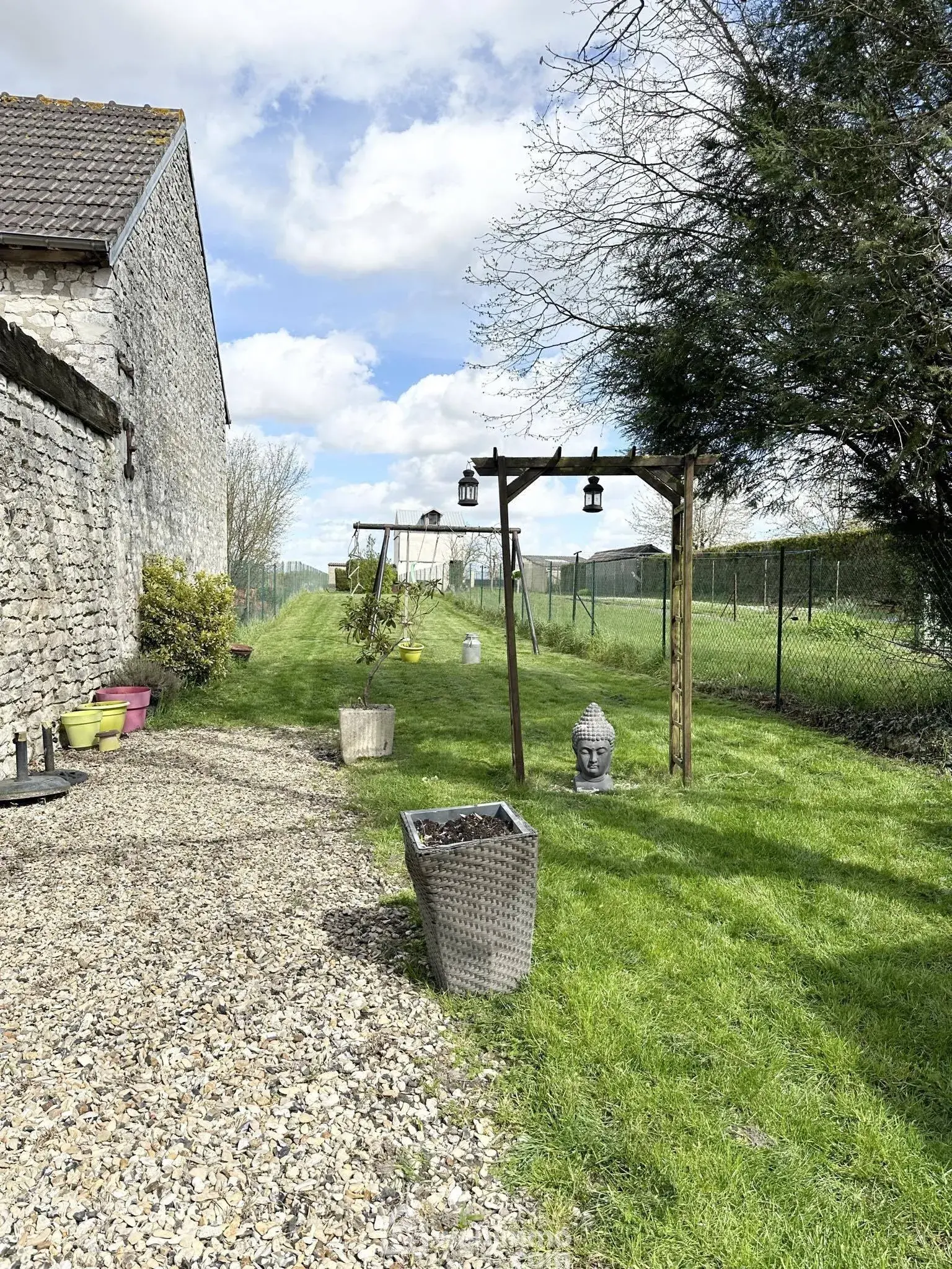 Maison en pierres de 138 m² à vendre à Marchais, 6 pièces, garage et cave 