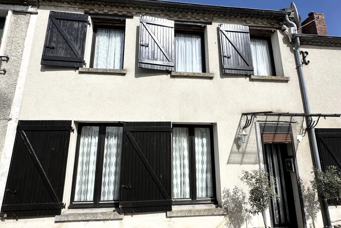 Maison en pierres de 138 m² à vendre à Marchais, 6 pièces, garage et cave 