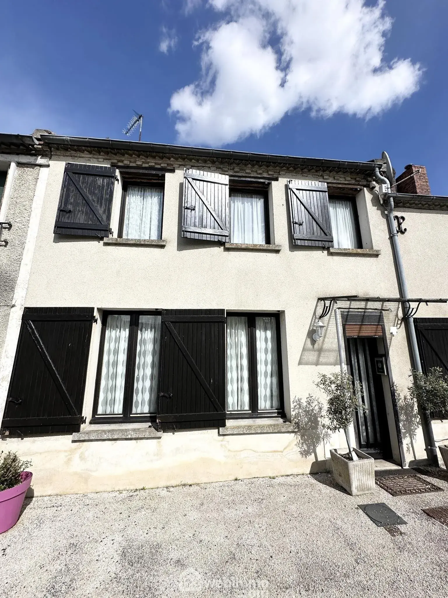Maison en pierres de 138 m² à vendre à Marchais, 6 pièces, garage et cave 