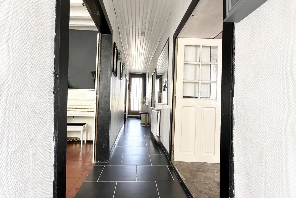 Maison en pierres de 138 m² à vendre à Marchais, 6 pièces, garage et cave 