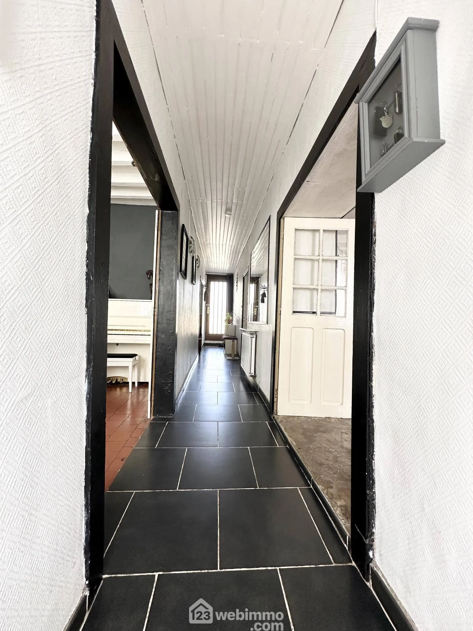 Maison en pierres de 138 m² à vendre à Marchais, 6 pièces, garage et cave 