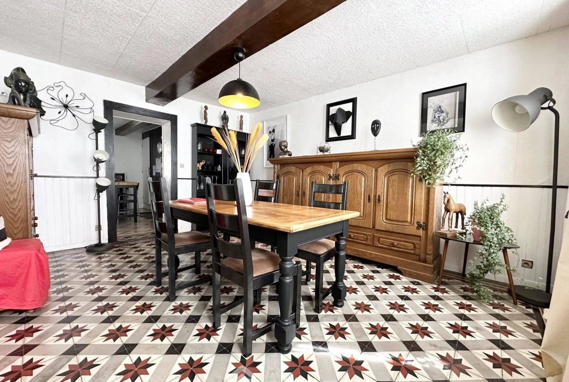 Maison en pierres de 138 m² à vendre à Marchais, 6 pièces, garage et cave 