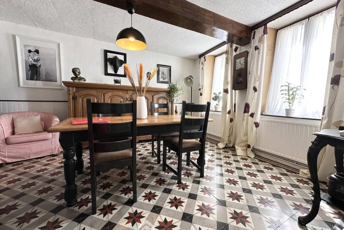 Maison en pierres de 138 m² à vendre à Marchais, 6 pièces, garage et cave 