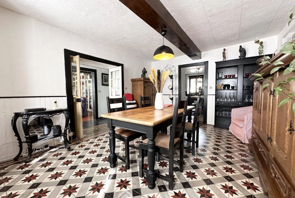 Maison en pierres de 138 m² à vendre à Marchais, 6 pièces, garage et cave 