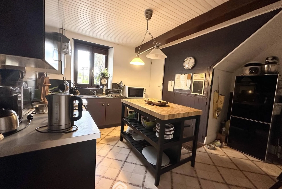 Maison en pierres de 138 m² à vendre à Marchais, 6 pièces, garage et cave 