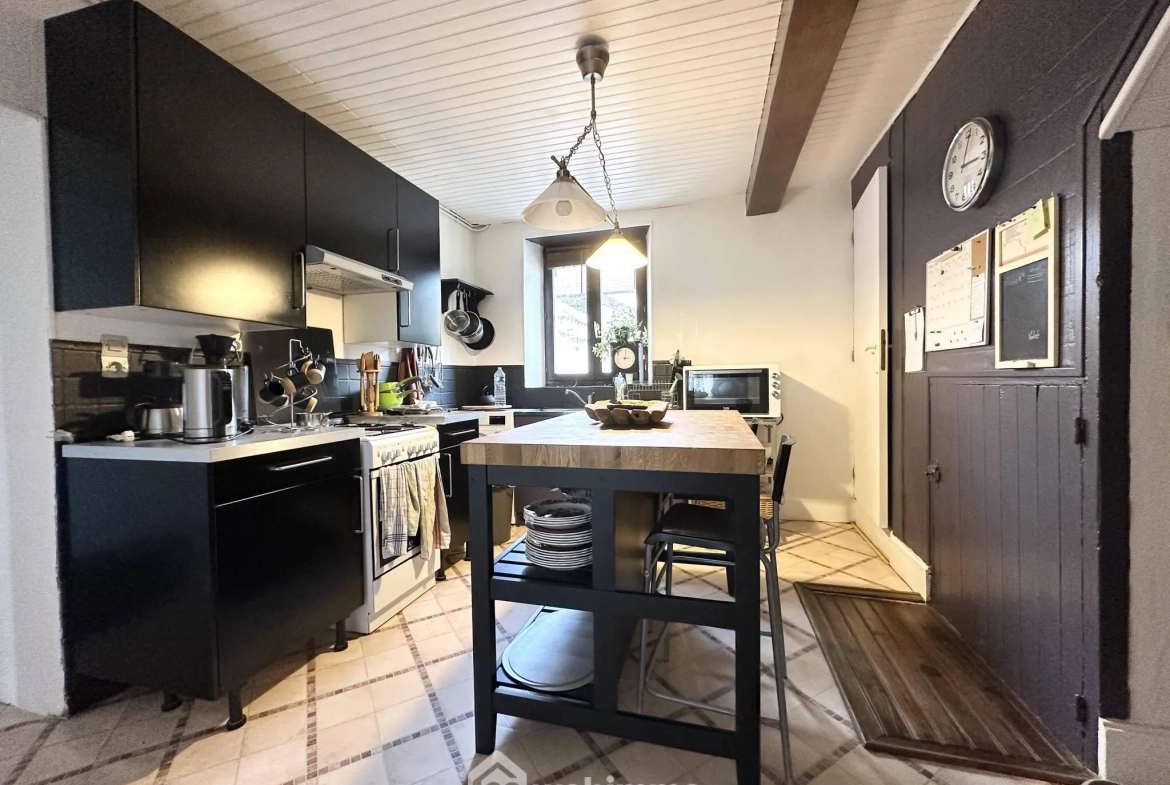 Maison en pierres de 138 m² à vendre à Marchais, 6 pièces, garage et cave 