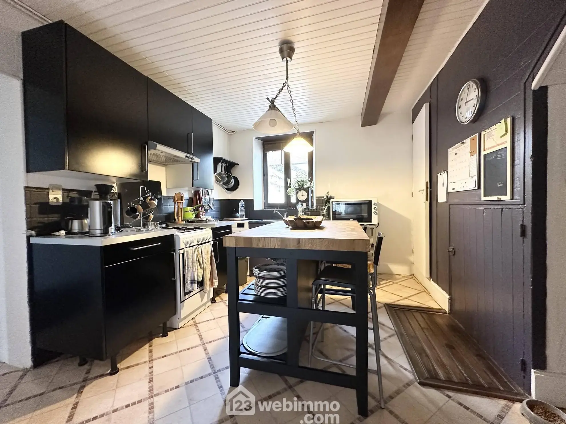 Maison en pierres de 138 m² à vendre à Marchais, 6 pièces, garage et cave 
