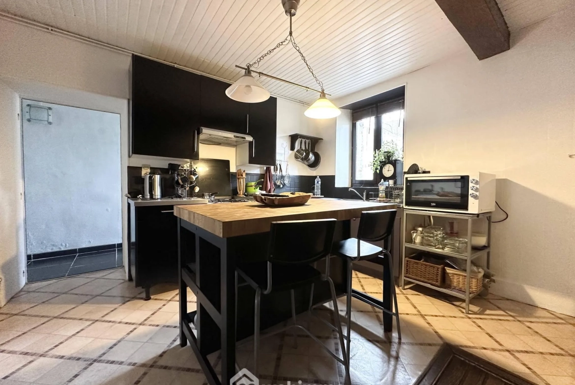 Maison en pierres de 138 m² à vendre à Marchais, 6 pièces, garage et cave 