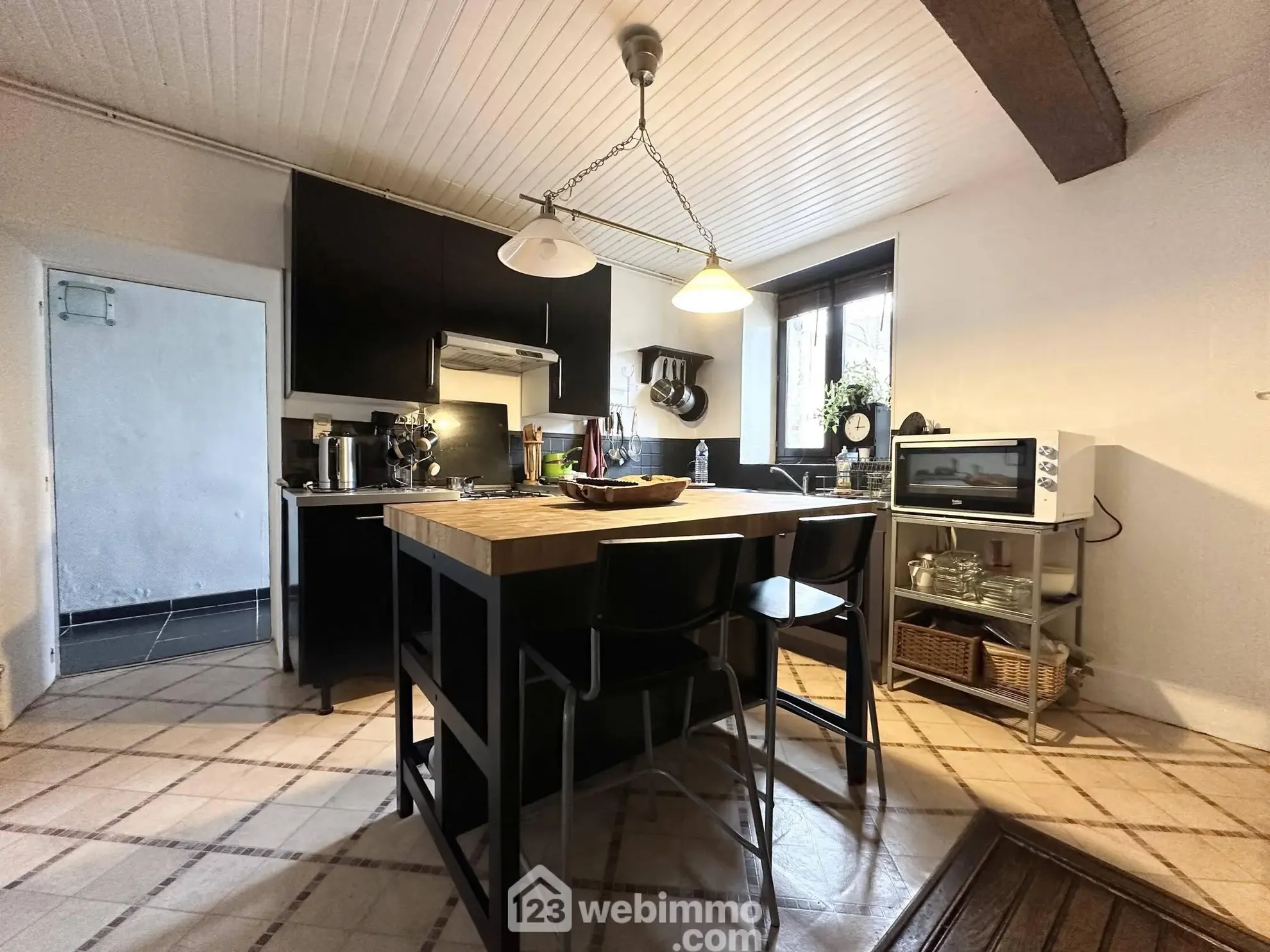 Maison en pierres de 138 m² à vendre à Marchais, 6 pièces, garage et cave 