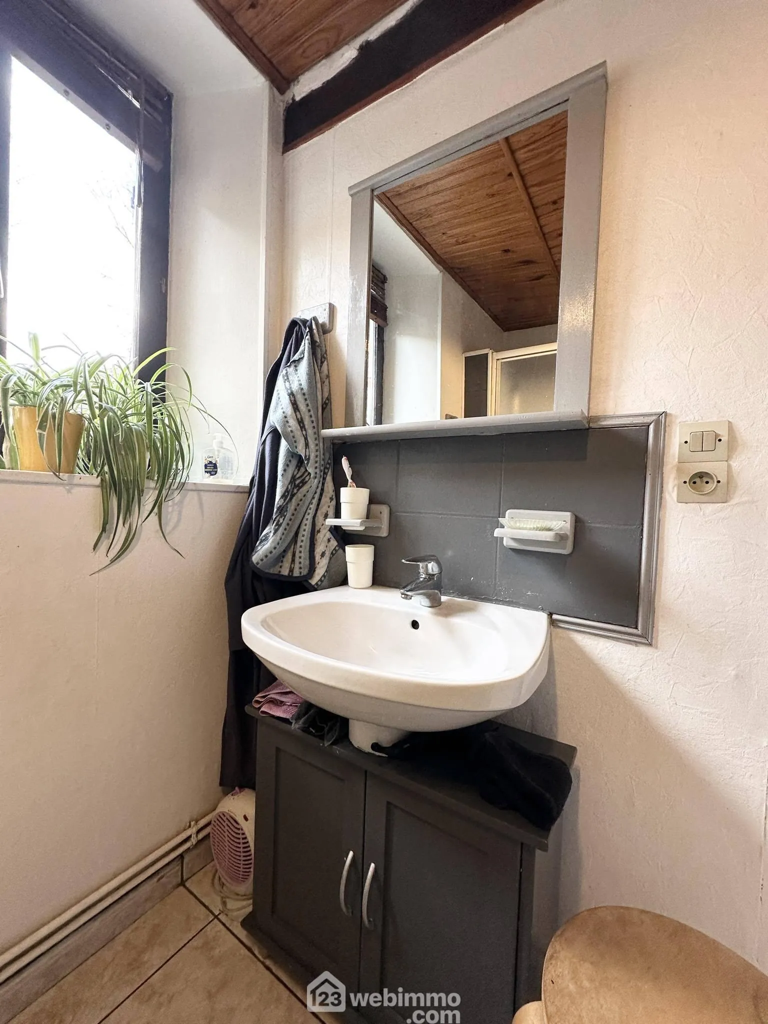 Maison en pierres de 138 m² à vendre à Marchais, 6 pièces, garage et cave 