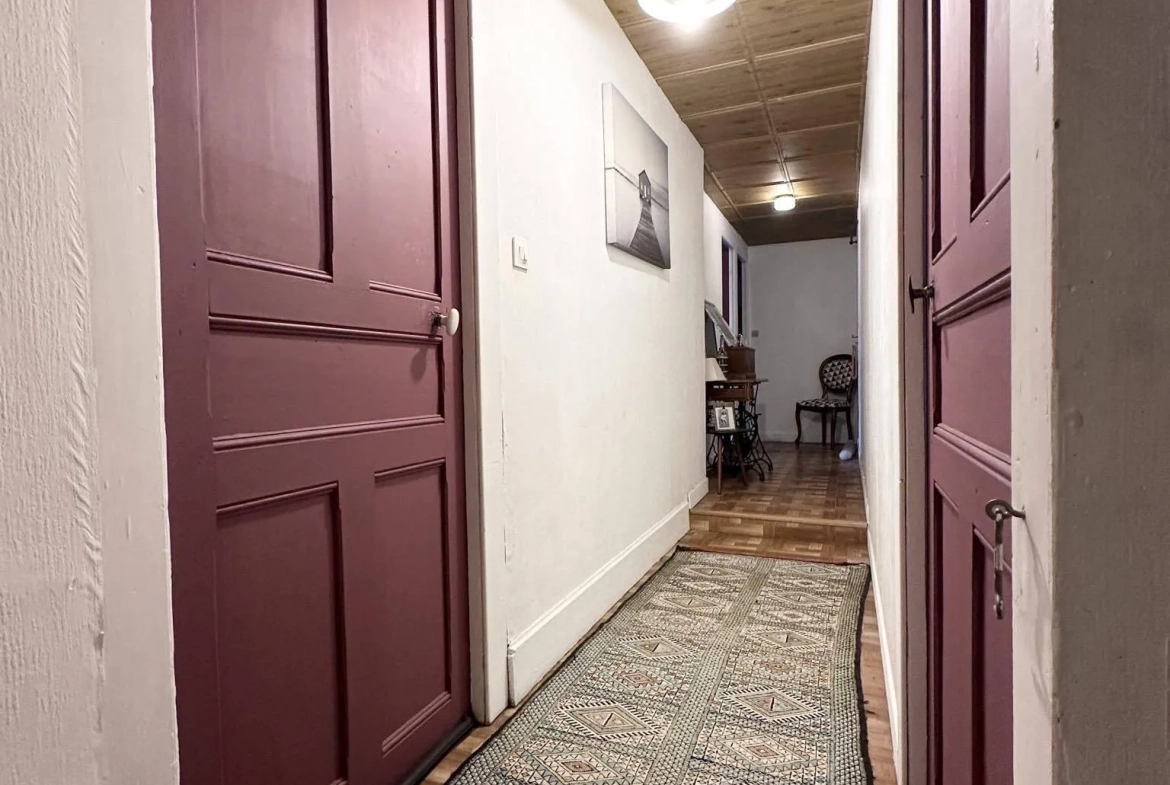 Maison en pierres de 138 m² à vendre à Marchais, 6 pièces, garage et cave 