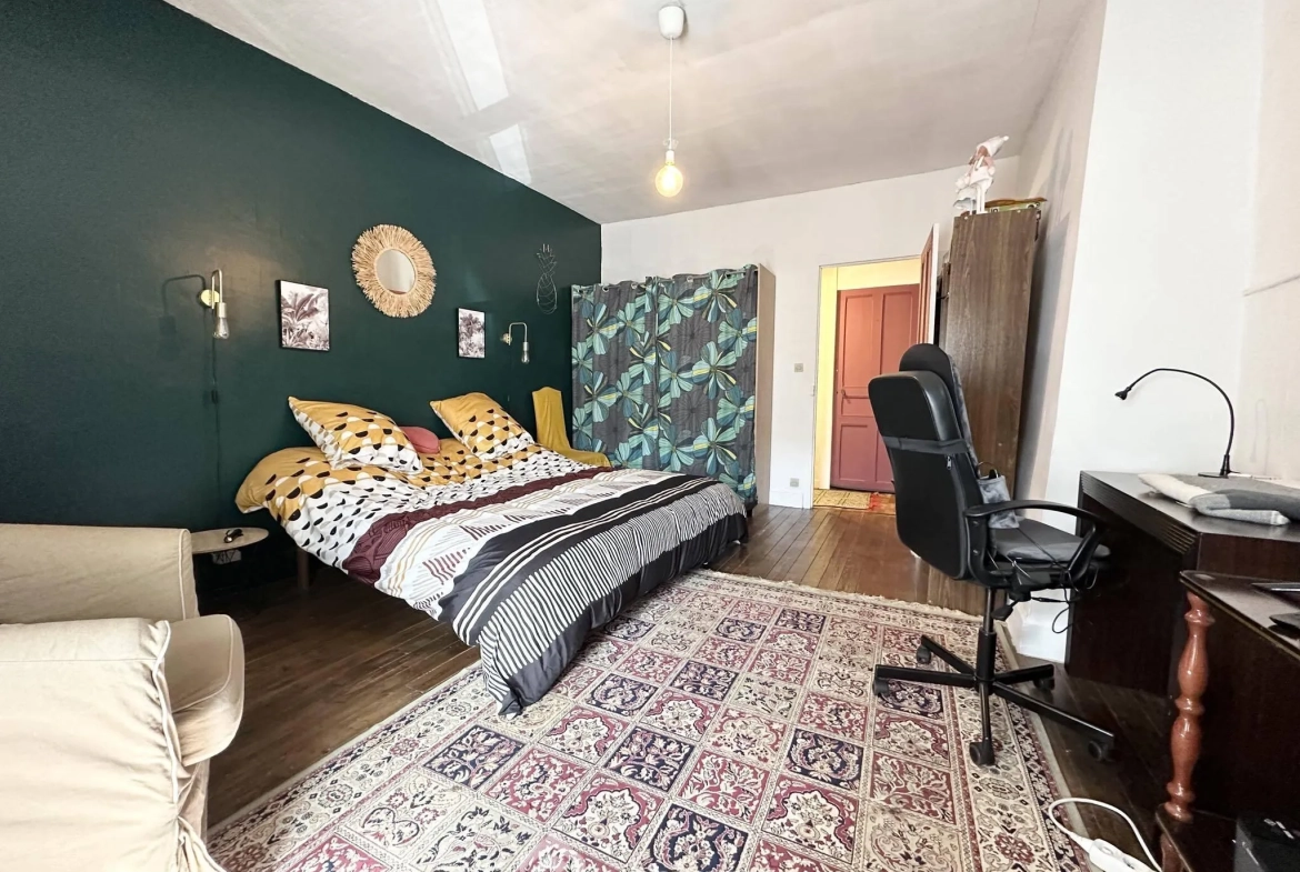 Maison en pierres de 138 m² à vendre à Marchais, 6 pièces, garage et cave 