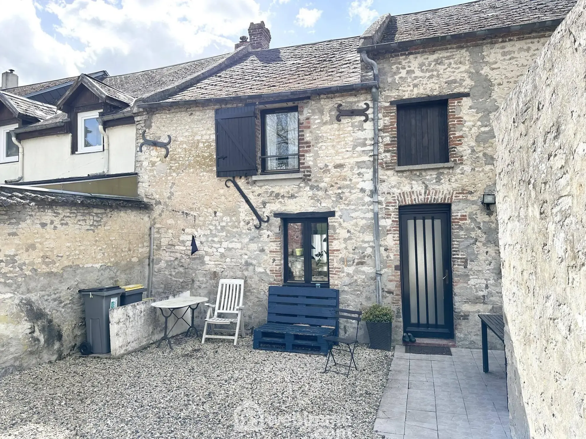 Maison en pierres de 138 m² à vendre à Marchais, 6 pièces, garage et cave 