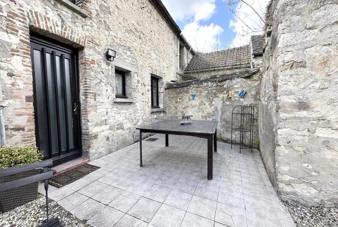 Maison en pierres de 138 m² à vendre à Marchais, 6 pièces, garage et cave 