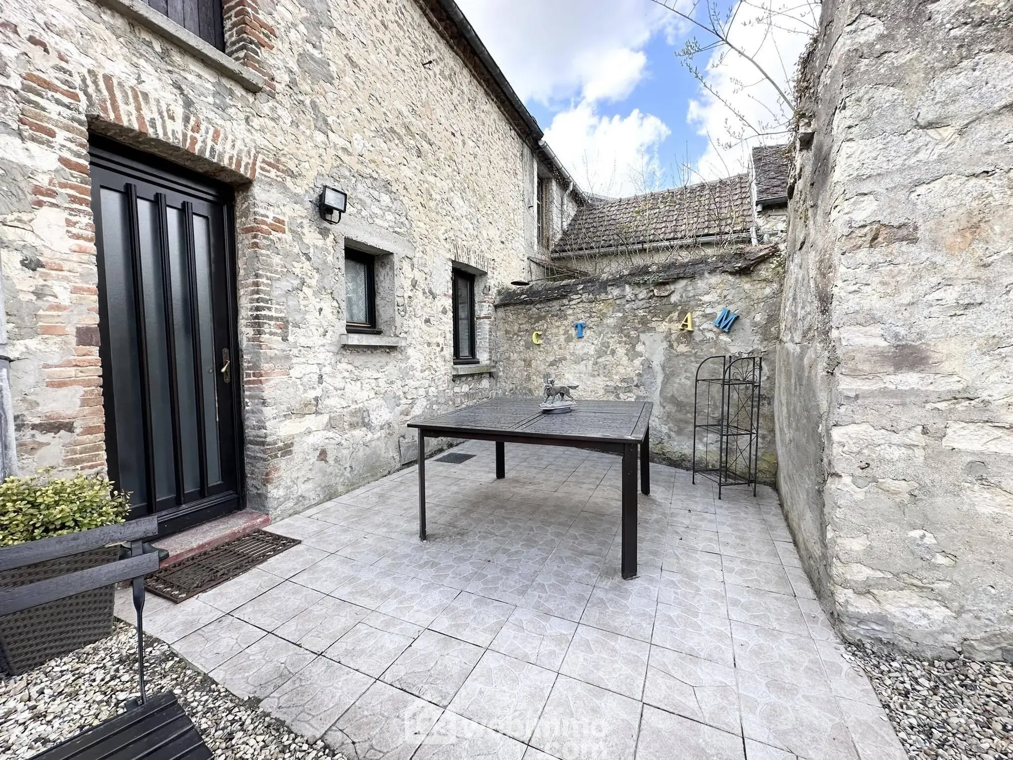 Maison en pierres de 138 m² à vendre à Marchais, 6 pièces, garage et cave 