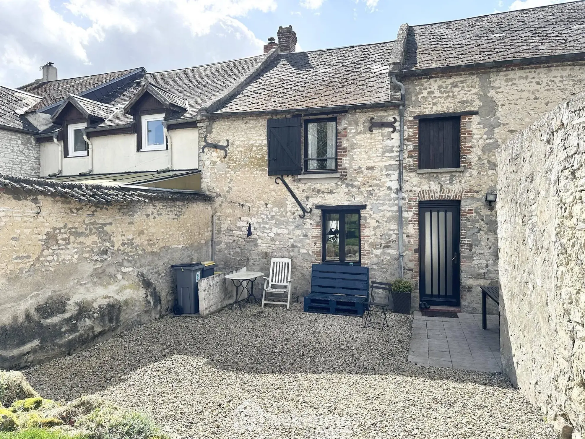 Maison en pierres de 138 m² à vendre à Marchais, 6 pièces, garage et cave 