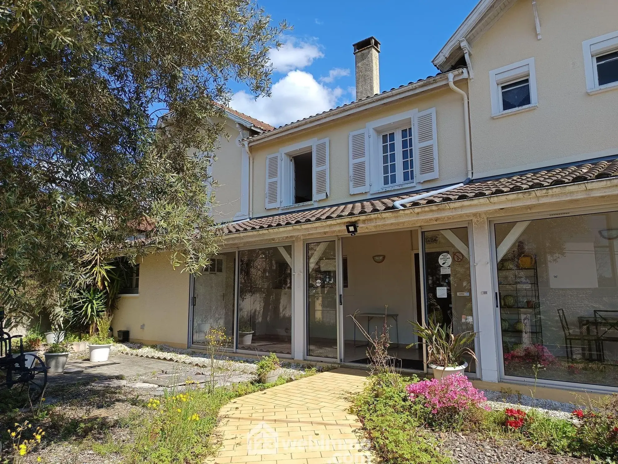 Ferme avec maison, commerce et hangars à Casteide-Candau - Investissement potentiel 