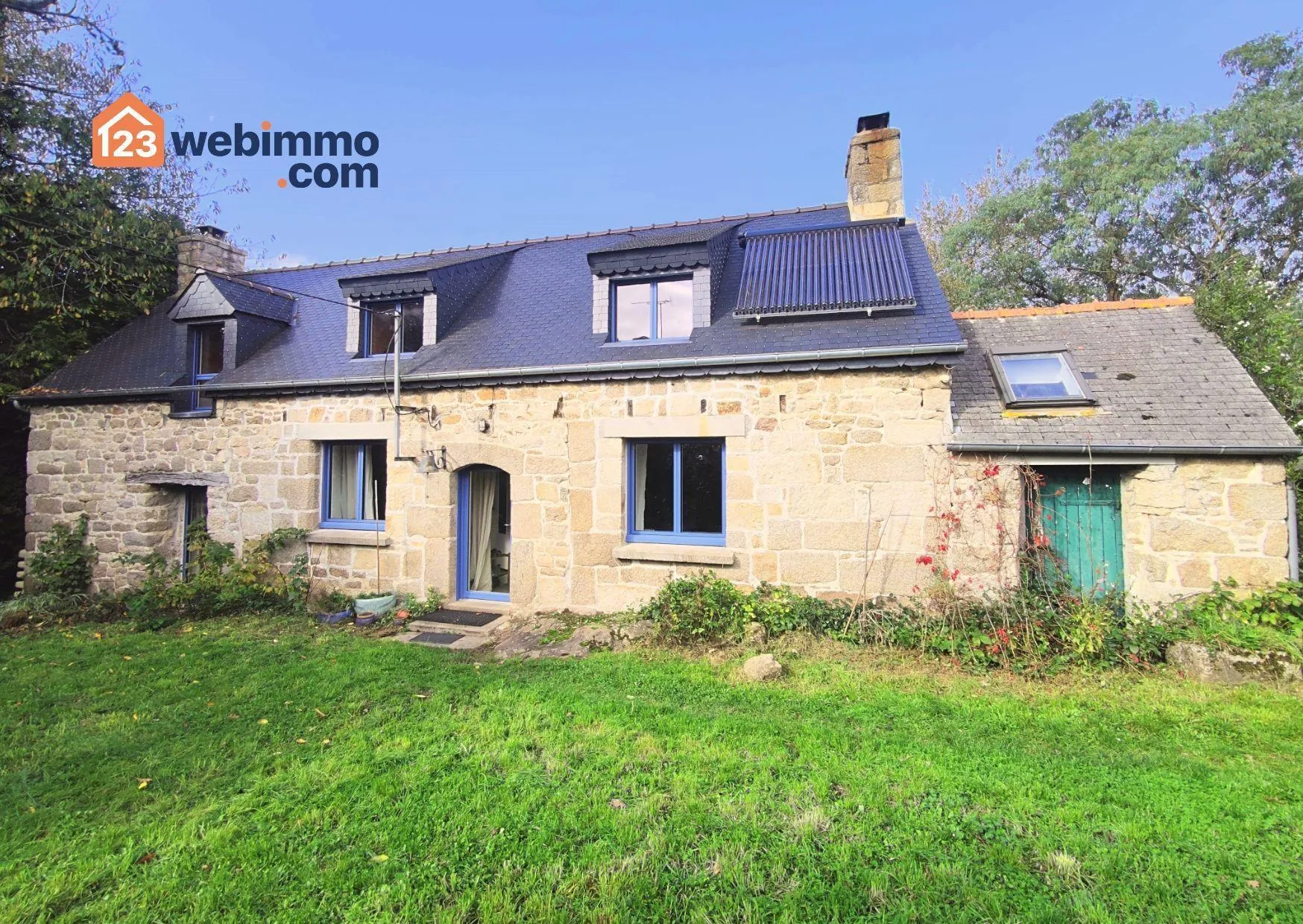 Maison individuelle de charme à Vieux-Marché avec dépendance et grand terrain 