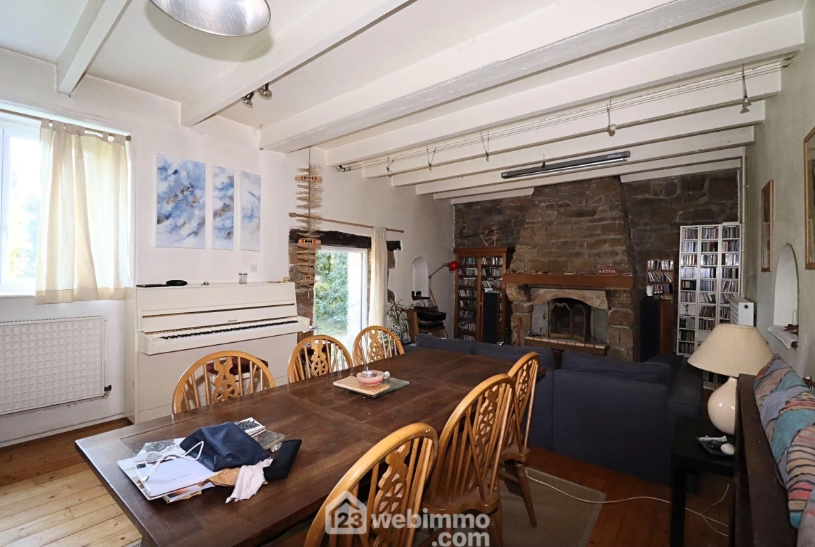 Maison individuelle de charme à Vieux-Marché avec dépendance et grand terrain 