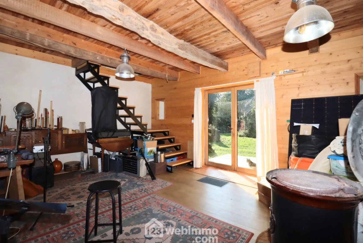Maison individuelle de charme à Vieux-Marché avec dépendance et grand terrain 