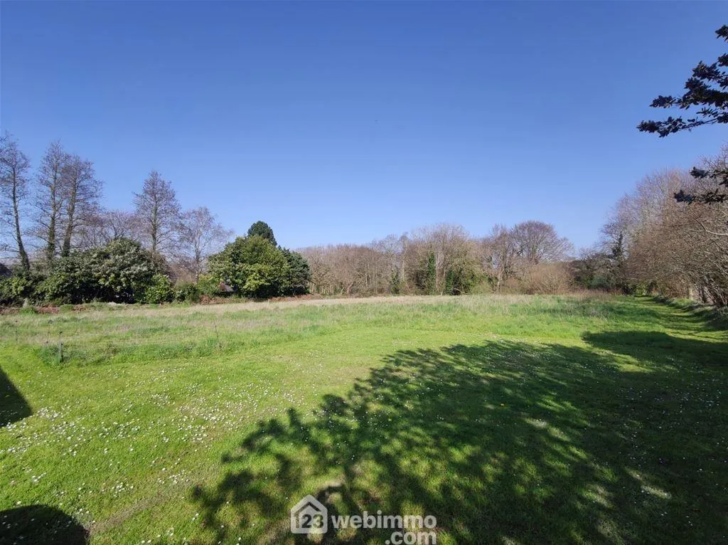 Terrain constructible de 3572 m² à Tredrez-Locquemeau, proximité mer 