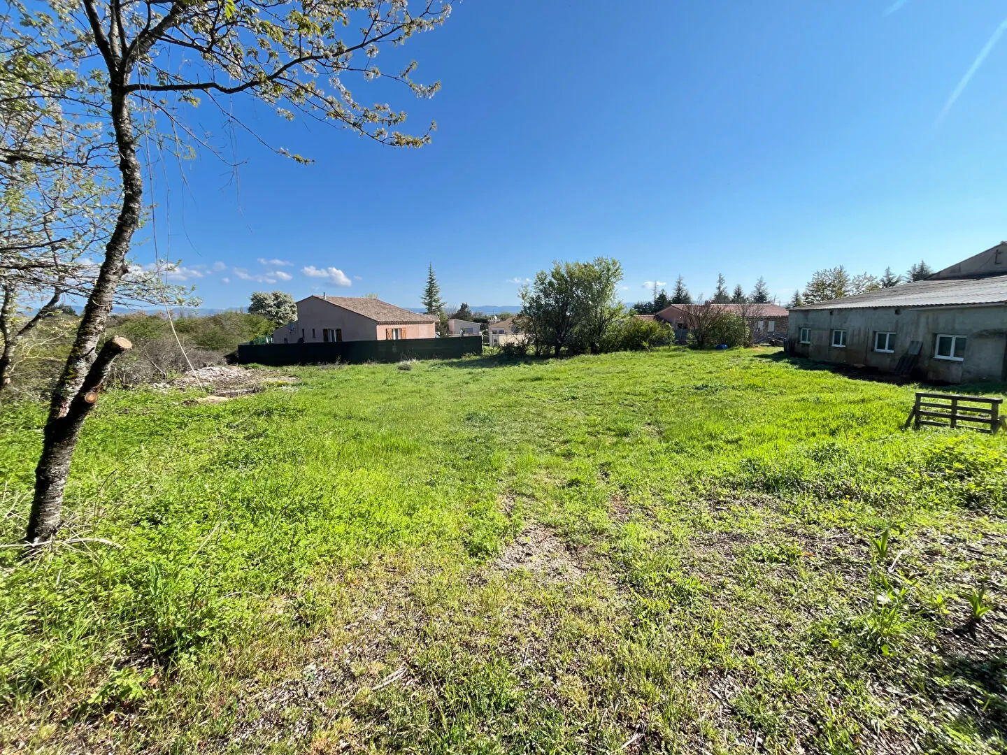 Terrain constructible à Saint Christol de 918 m², zone UB, calme et hors lotissement 