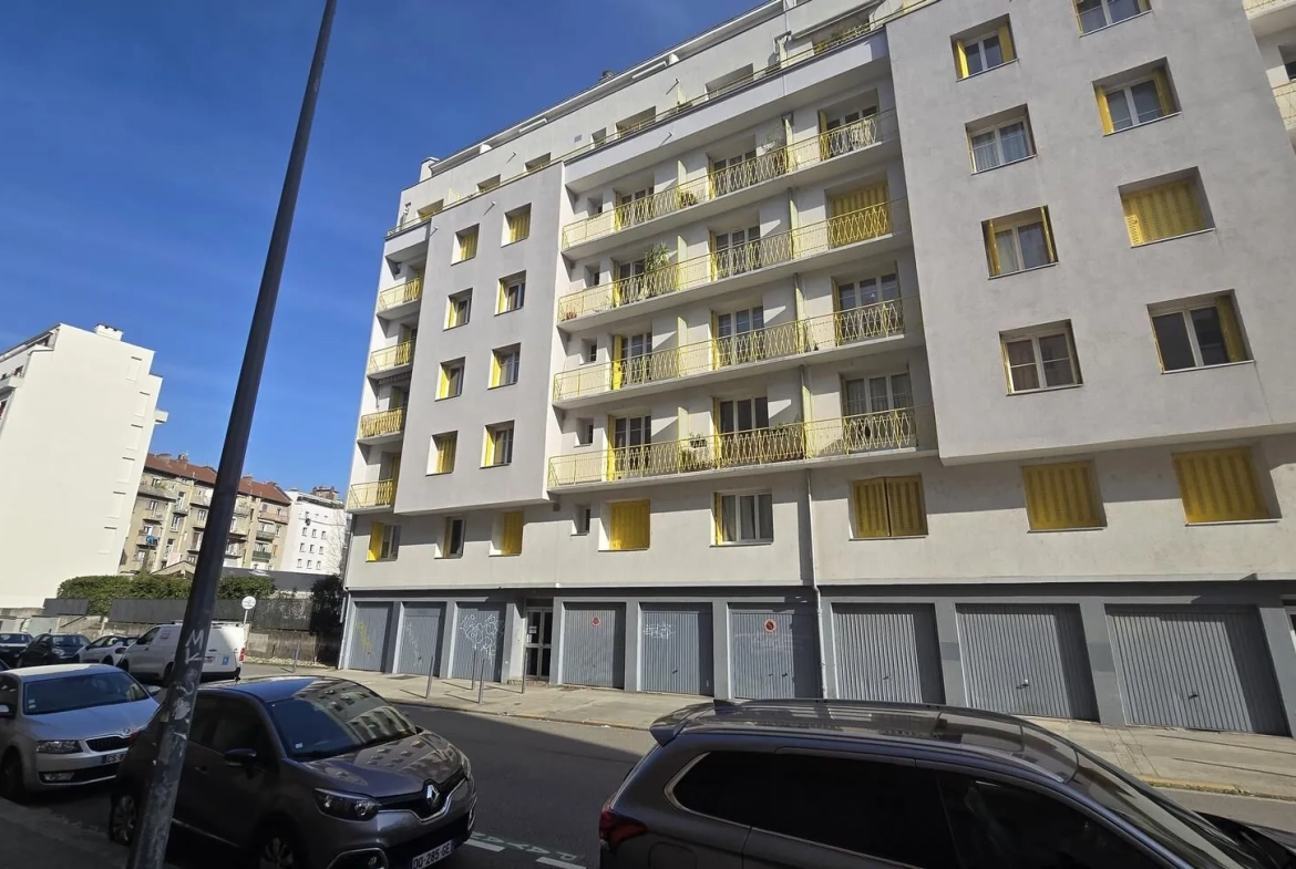 Appartement T2 de 38 m² à Grenoble Eaux Claires proche tram et commerces 