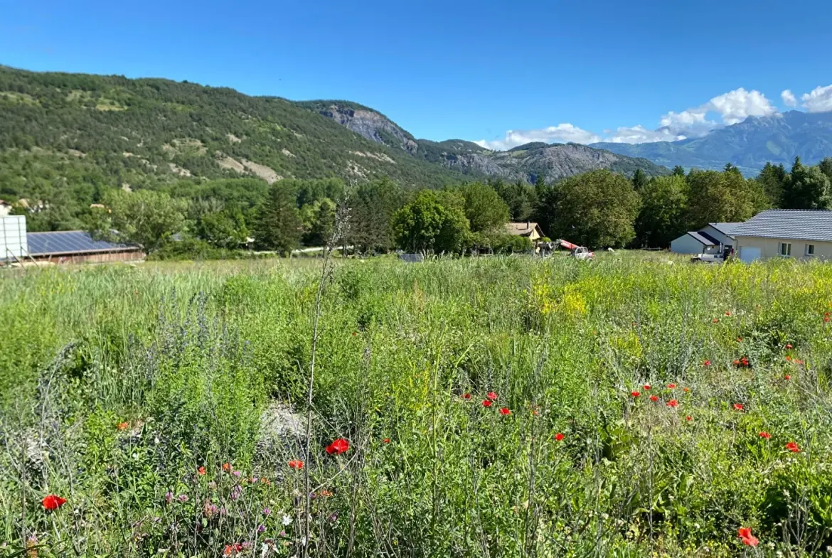 Terrain constructible de 707 m² à proximité de Gap, calme et orienté sud-ouest 