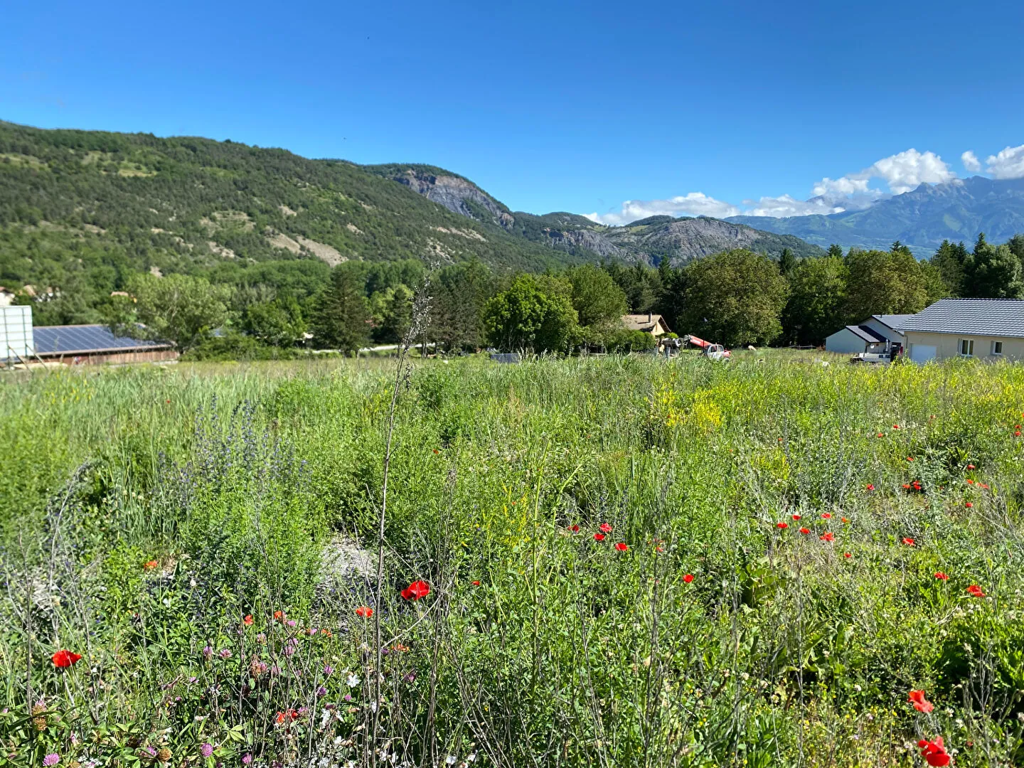 Terrain constructible de 707 m² à proximité de Gap, calme et orienté sud-ouest 