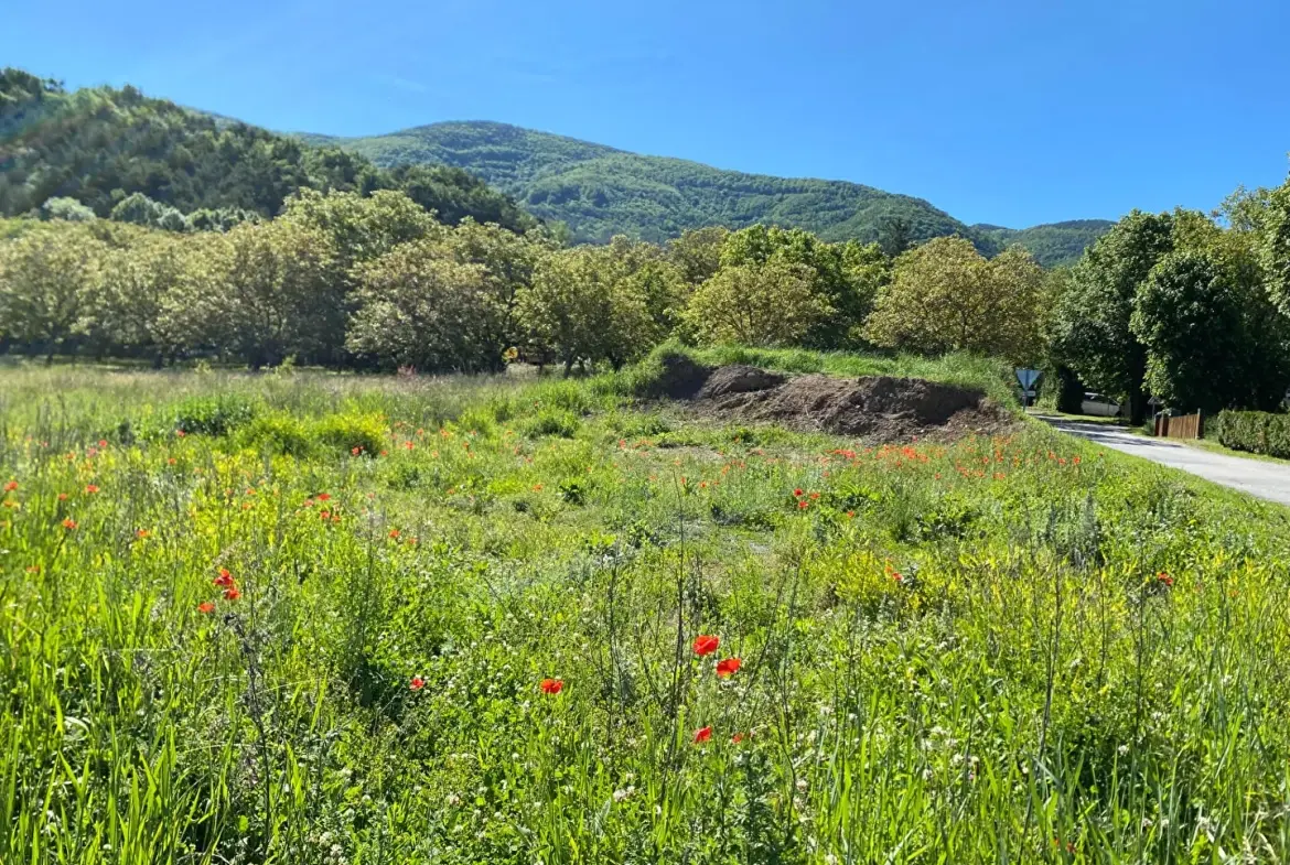 Terrain constructible de 707 m² à proximité de Gap, calme et orienté sud-ouest 