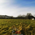 Terrain constructible de 2376 m² avec vue dégagée à Monsols